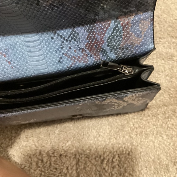 Cute trendy blue snakeskin handbag - Picture 5 of 5